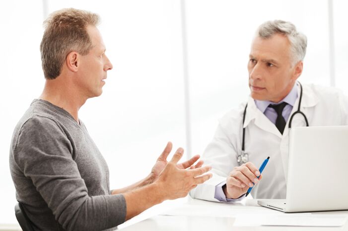 Pria dengan prostatitis kronis di kantor dokter