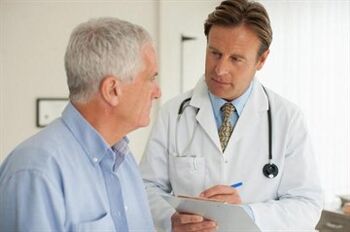 Pasien prostatitis saat berkonsultasi dengan ahli urologi
